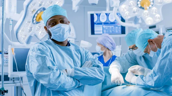 Vielfältiges Team professioneller Chirurgen, die invasive Operationen an einem Patienten im Operationssaal des Krankenhauses durchführen. Einsatz von Chirurgen und anderen Instrumenten. — Stockfoto