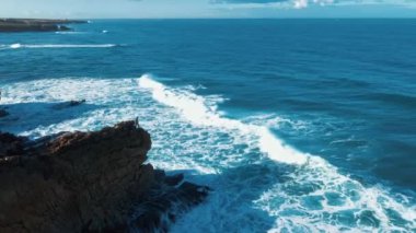 Hava Aracı Görüntüsü: Güzel Okyanus Manzaralı Portekiz Rocky Shore. Portekiz üzerinde uçmak, Oceanic Waves 'le sahil şeridi yuvarlanmak, uçurumlara çarpmak. Yalnız Balıkçı Balık Tutuyor. Praia Do Guincho