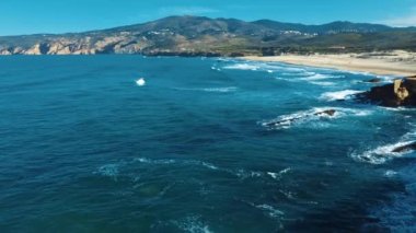 Hava Aracı Görüntüsü: Güzel Okyanus Manzaralı Portekiz Rocky Shore. Portekiz 'in üzerinde uçmak, Kıyı şeridi. Kumsalda Turkuaz Dalgalar Yuvarlanıyor. Praia do Guincho, Praia De Cresmina