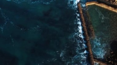 Top Down Hava Aracı Görüntüsü: Güzel Okyanus Manzaralı Portekiz Rocky Sahili. Soyut Doğa, Kumsalda Turkuaz Dalgalı Sahil Şeridi. Praia do Guincho, Praia De Cresmina