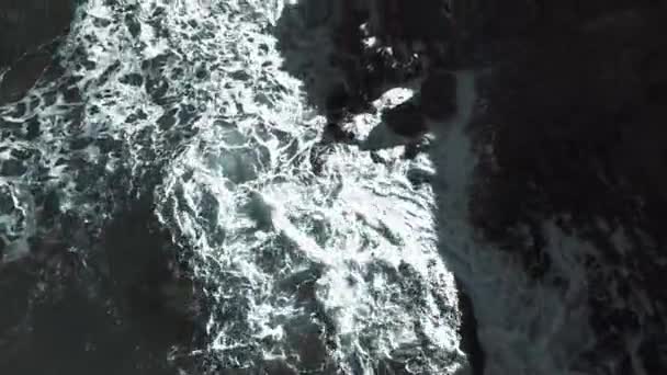 Hermoso océano con grandes olas rodando sobre acantilados y costa rocosa. Scenic Cinematography of Waves Crashing into Rocks (en inglés). Negro y blanco arriba hacia abajo Ver imágenes de aviones no tripulados — Vídeo de stock