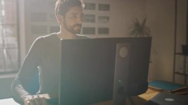 Yaratıcı Tasarımcı Ofis Stüdyosunda Smartphone Yazılım Geliştirme Uygulaması ile bir masaüstü bilgisayarı üzerinde çalışıyor. Web, Uygulama Geliştirici. 360 Derece İzleme Yayı Görüntüsü