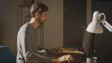 Yaratıcı Tasarımcı Ofis Stüdyosunda Smartphone Yazılım Geliştirme Uygulaması ile bir masaüstü bilgisayarı üzerinde çalışıyor. Web, Uygulama Geliştirici. 360 Derece İzleme Yayı Görüntüsü