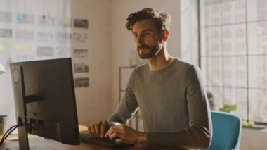 Yaratıcı Tasarımcı Ofis Stüdyosunda Smartphone Yazılım Geliştirme Uygulaması ile bir masaüstü bilgisayarı üzerinde çalışıyor. Web, Uygulama Geliştirici. 360 Derece İzleme Yayı Görüntüsü