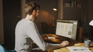 Tasarımcı, Smartphone Yazılım Geliştirme Uygulaması ile Ofis Stüdyosunda Masasında Çalışıyor. Enerjik Hızlı Yürüyüş Hareketi. 360 Derece İzleme Yayı Görüntüsü