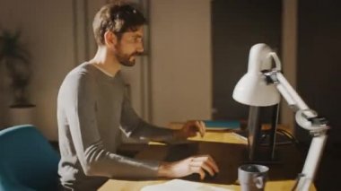 Tasarımcı, Smartphone Yazılım Geliştirme Uygulaması ile Ofis Stüdyosunda Masasında Çalışıyor. Enerjik, hızlı tempolu zaman atlaması. 360 Derece İzleme Yayı Görüntüsü