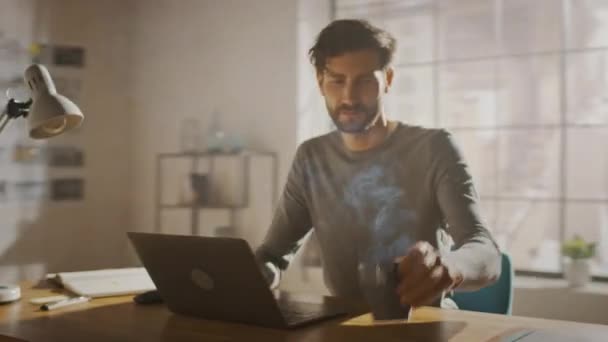 Hombre creativo profesional sentado en su escritorio en el estudio de la oficina en el hogar Trabajando en un ordenador portátil, hombre concentrado usando la computadora portátil. Movimiento de ritmo rápido energético. Tiro de arco de seguimiento de 360 grados — Vídeos de Stock