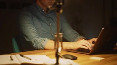 Ofis Stüdyosunda Masasında Oturan Anonim Adam Akşamları Dizüstü bilgisayar üzerinde çalışıyor. Data ile çalışan adam, İstatistikleri analiz ediyor. Enerjik Hızlı Yürüyüş Hareketi. 360 Derece İzleme Yayı Atış Hareketi