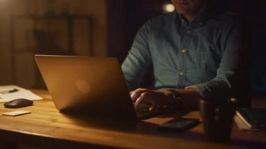 Ofis Stüdyosunda Masasında Oturan Anonim Adam Akşamları Dizüstü bilgisayar üzerinde çalışıyor. Data ile çalışan adam, İstatistikleri analiz ediyor. 360 Derece İzleme Yayı Atış Hareketi