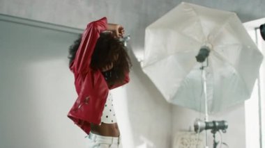 Fotoğraf Çekiminin Arkasında: Bir Fotoğrafçı İçin Güzel Siyah Model Pozisyonları, Profesyonel Kamerayla Fotoğraf Çekiyor. Moda Dergisi 'nin Photoshoot' u Stüdyoda Pro Aletlerle Yapıldı