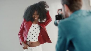 Fotoğraf Çekiminin Arkasında: Bir Fotoğrafçı İçin Güzel Siyah Model Poz, Profesyonel Kamerayla Fotoğraf Çekiyor. Moda Dergisi 'nin Photoshoot' u Stüdyoda Pro Aletlerle Yapıldı