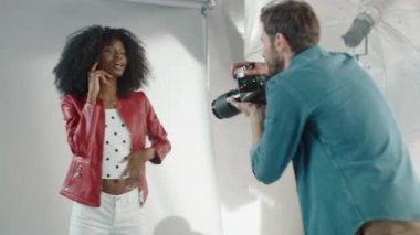 Fotoğraf Çekiminin Arkasında: Bir Fotoğrafçı İçin Güzel Siyah Model Poz, Profesyonel Kamerayla Fotoğraf Çekiyor. Moda Dergisi 'nin Photoshoot' u Stüdyoda Pro Aletlerle Yapıldı