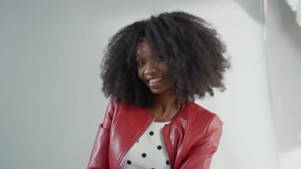 Attractive Black Girl with Lush Curly Hair Posing for a Fashion Magazine Photoshoot. Winks and Teases. Beautiful Girl Smiles during Professional Studio Photo Shoot — Stock Video