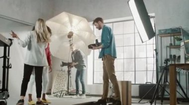 Bir fotoğrafçı için güzel siyah model pozu, Profesyonel Kamerayla Fotoğraf Çekiyor. Yüz ifadeleri ile oynuyor. Moda Dergisi Fotoğraf Çekimi Bir Stüdyoda Profesyonel Malzeme ile Yapıldı