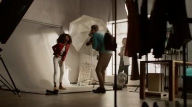 Bir fotoğrafçı için güzel siyah model pozu, Profesyonel Kamerayla Fotoğraf Çekiyor. Yüz ifadeleri ile oynuyor. Moda Dergisi Fotoğraf Çekimi Stüdyoda Yapıldı. Altın Saat Çekimi