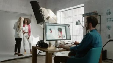 Makyaj Sanatçısı Güzel Siyah Kız 'a Makyaj Yapıyor. Fotoğraf Düzenleyici Resim Düzenleme Yazılımıyla Fotoğraf Alma Masaüstü Bilgisayarında Çalışıyor. Moda İnternet Dergisi