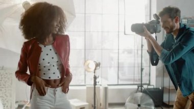 Bir fotoğrafçı için güzel siyah model pozu, Profesyonel Kamerayla Fotoğraf Çekiyor. Yüz ifadeleri ile oynuyor. Moda Dergisi Fotoğraf Çekimi Stüdyoda Yapıldı