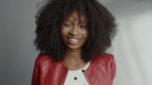 Vonzó fekete lány buja göndör haj pózol a divat magazin Photoshoot. Gyönyörű lány mosoly Játékosan, Cselekedetek és játszik arckifejezések. Photoshoot Made in Professional Studio — Stock videók