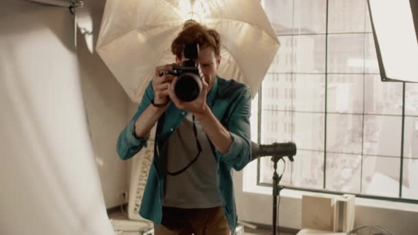 A Photo Studio Professional Equipment. : Portré a híres fotós Holding State of the Art Camera Fényképezőgép Fényképek Softbox villog a háttérben. Lassú mozgásban. — Stock videók