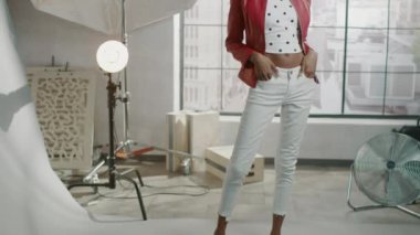 Moda dergisi için kıvırcık saçlı çekici siyah kız pozu veren bir fotoğrafçı. Güzel Kız Neşeli Gülümsüyor. Profesyonel Stüdyoda Fotoğraf Çekimi. Resim Yükseltiliyor