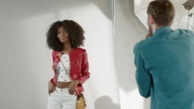 Fotoğraf Çekiminin Arkasında: Bir Fotoğrafçı İçin Güzel Siyah Model Poz, Profesyonel Kamerayla Fotoğraf Çekiyor. Moda Dergisi 'nin Photoshoot' u Stüdyoda Pro Aletlerle Yapıldı