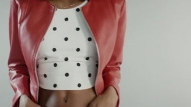 Moda dergisi için kıvırcık saçlı çekici siyah kız pozu veren bir fotoğrafçı. Güzel Kız Neşeli Gülümser, Dans eder ve Yüz İfadeleriyle Oynar. Stüdyoda fotoğraf çekimi. Orta Çekim