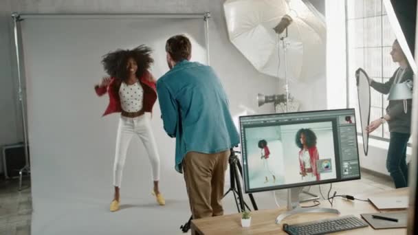 Jolie fille noire avec des cheveux bouclés luxuriants posant pour un Photoshoot magazine de mode. Photos prises par le célèbre photographe. Belle fille sourit ludique. Photoshoot Fabriqué en studio professionnel — Video