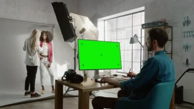 Makyaj Sanatçısı Güzel Siyah Kız 'a Makyaj Yapıyor. Green Mock-up Screen Ekranı ile Masaüstü Bilgisayarında Fotoğraf Düzenleyici Çalışıyor. Moda İnternet Dergisi