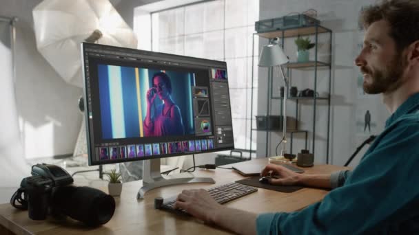 Photo Studio Fashion Magazine Designer and Beautiful Black Cover Girl 에서 Desktop Computer 를 사용하여 Image Editing Software 에서 Photographs 를 reRetouch 하는 프로페셔널 사진가에게 이야기 한다. — 비디오