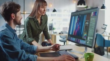 Kadın Sanat Yönetmeni Danışman Tasarımcı Meslektaşları Fotoğraf Düzenleme Yazılımında Bir Portre Üzerinde Çalışıyorlar. Havalı bir ofiste çalışıyorlar. Çok yaratıcı ve havalı görünüyorlar..