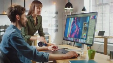 Kadın Sanat Yönetmeni Danışman Tasarımcı Meslektaşları Fotoğraf Düzenleme Yazılımında Bir Portre Üzerinde Çalışıyorlar. Havalı bir ofiste çalışıyorlar. Çok yaratıcı ve havalı görünüyorlar..