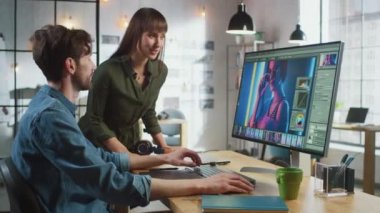 Kadın Sanat Yönetmeni Danışman Tasarımcı Meslektaşları Fotoğraf Düzenleme Yazılımında Bir Portre Üzerinde Çalışıyorlar. Havalı bir ofiste çalışıyorlar. Çok yaratıcı ve havalı görünüyorlar..