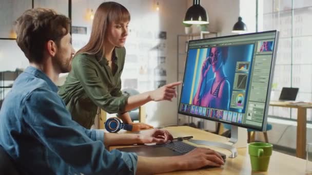 여성 미술 디렉터 컨설팅 디자이너 콜리그, 그들은 사진 편집 소프트웨어의 초상화에 작업 합니다. 그들은 아주 좋은 사무실에서 일 한다. 매우 창의적 이고 멋지게 보인다. — 비디오