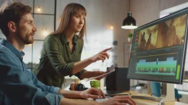 Güzel Kadın Sanat Yönetmeni Yakışıklı Video Editörü Meslektaşı Astronotlar hakkında bir video projesi üzerinde çalışıyorlar. Havalı bir ofiste çalışıyorlar. Çok yaratıcı ve havalı görünüyorlar..