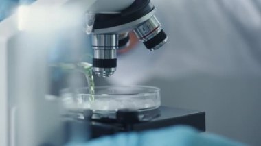 Mikroskop altında Kimyasalları Karıştıran Bilim Adamı