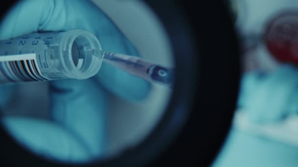 Вчений змішування хімічних речовин під мікроскопом — стокове відео