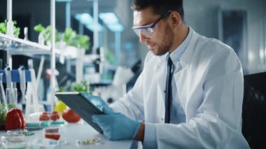 Tablet üzerinde çalışan bilim adamı