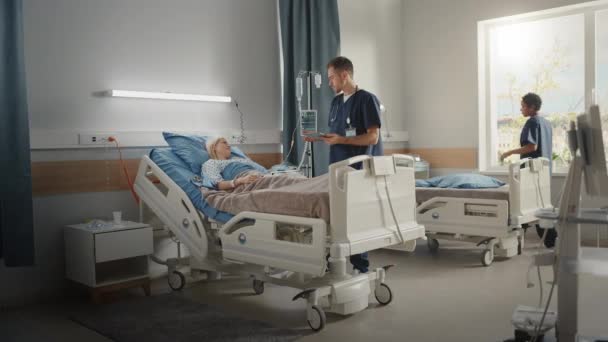Läkaravdelningen Patient i sängen Läkarsamtal — Stockvideo
