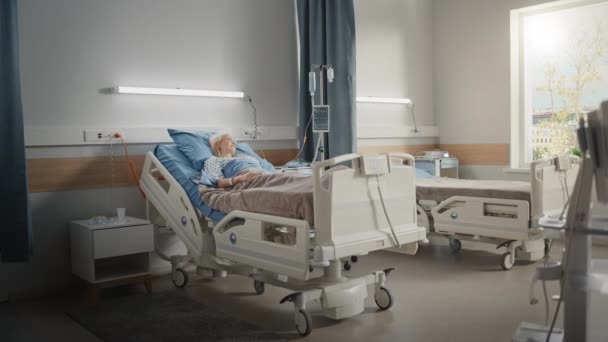 Hospital Ward Paciente femenina en cama — Vídeo de stock