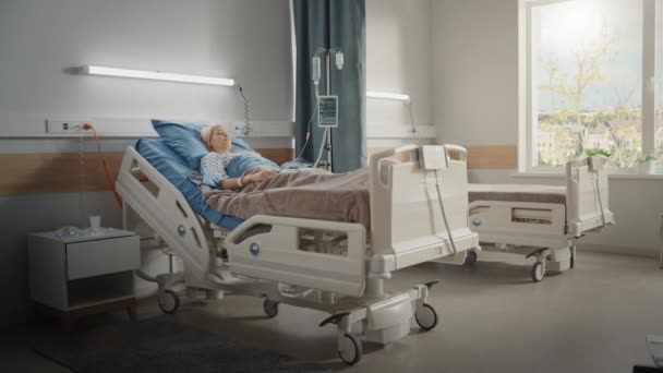 Hastane Koğuşu Kadın Hasta Yatakta — Stok video