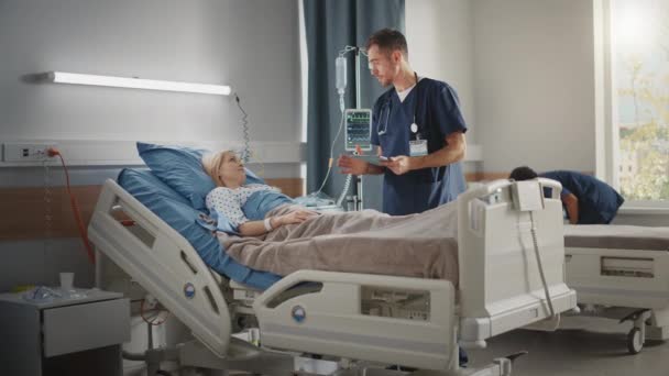 Patiente hospitalière au lit Entretien avec une infirmière — Video