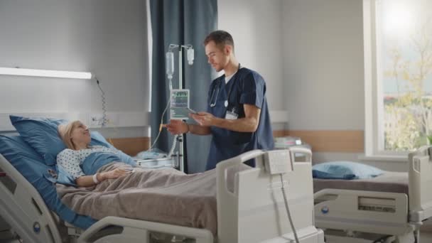 Krankenhausstation Patientin im Bett Doktor Krankenschwester macht Checkup — Stockvideo
