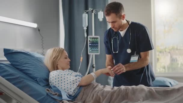 Hospital Ward Doctor Talks with Patient in Bed — Stock Video