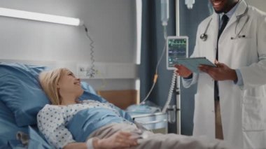 Hastane Koğuşu Doktoru Hastayla Yatakta Konuşuyor