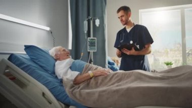 Hastane koğuşu doktoru yaşlı hastayla yatakta konuşuyor.