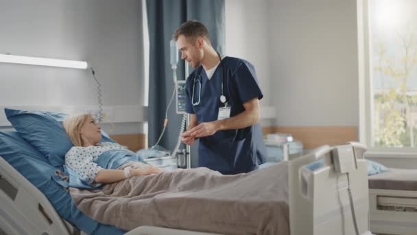 Médico de la sala del hospital habla con paciente en cama — Vídeos de Stock