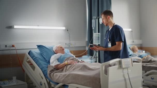 Лікарня Уорд лікар розмовляє зі старим пацієнтом у ліжку — стокове відео