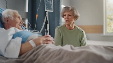 Hastane Koğuşu Yataktaki Yaşlı Koca Ziyaret Ediyor