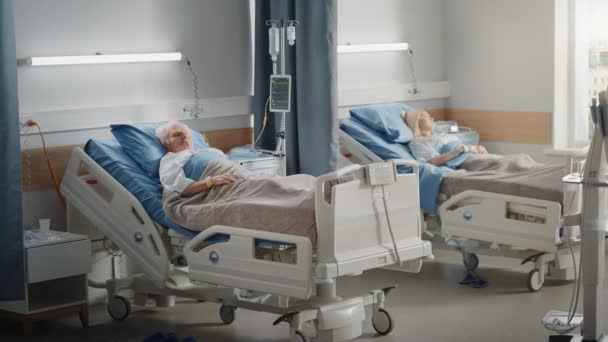 Kórház Ward Régi beteg pihenés az ágyban — Stock videók