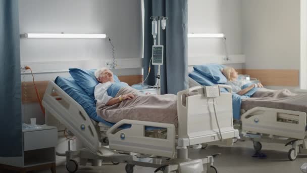 Krankenhausstation: Alter Patient ruht im Bett — Stockvideo